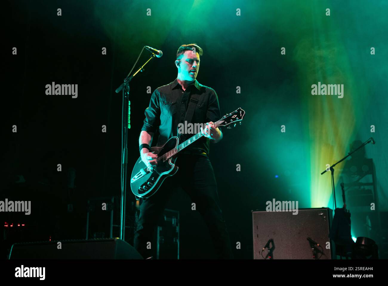 American Celtic punk e di Boston, Dropkick Murphys si esibiscono dal vivo al Max-Schmeling-Halle di Berlino, Germania Foto Stock