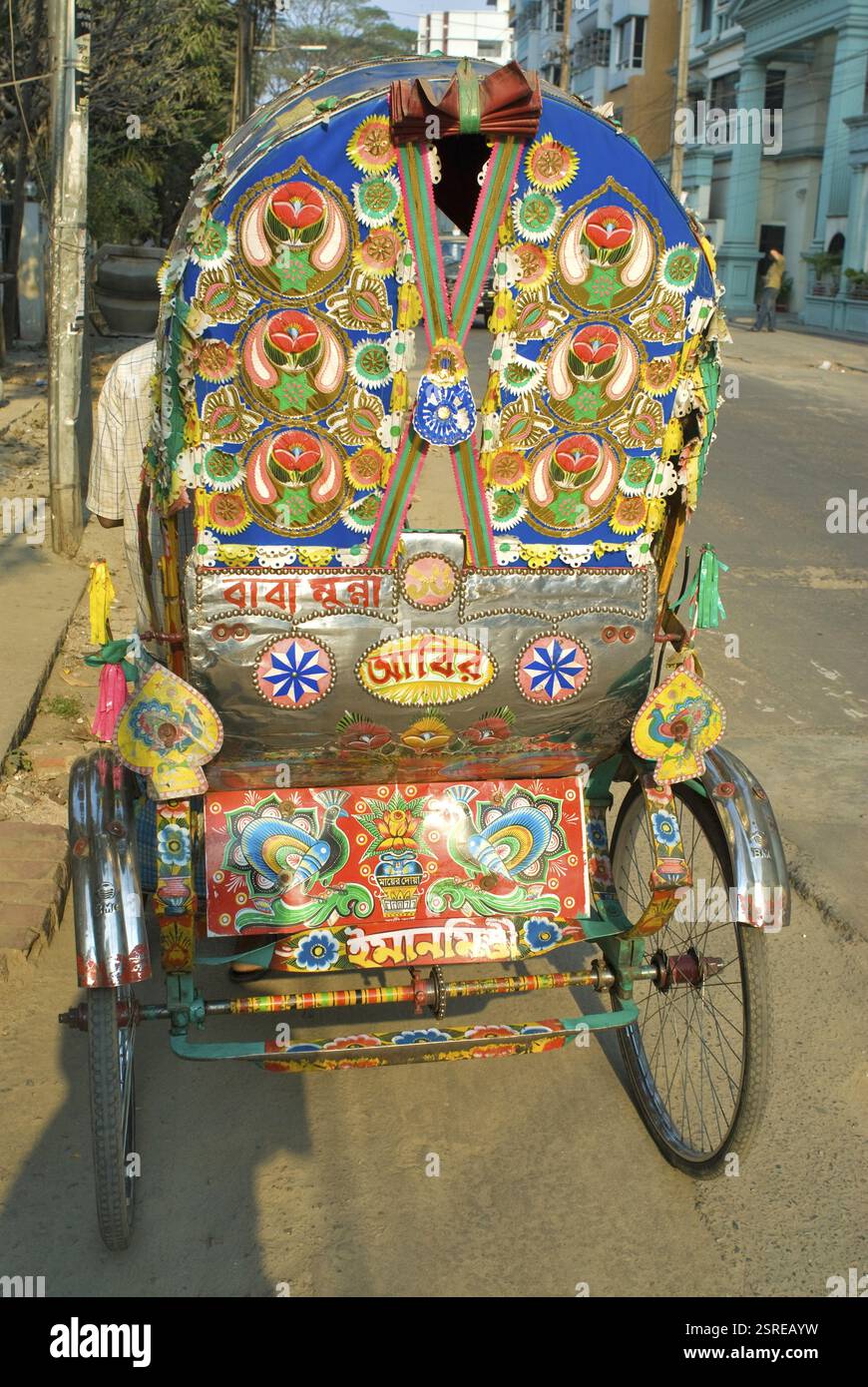 Rickshaw colorati e decorati, Dacca, Bangladesh, Asia Foto Stock