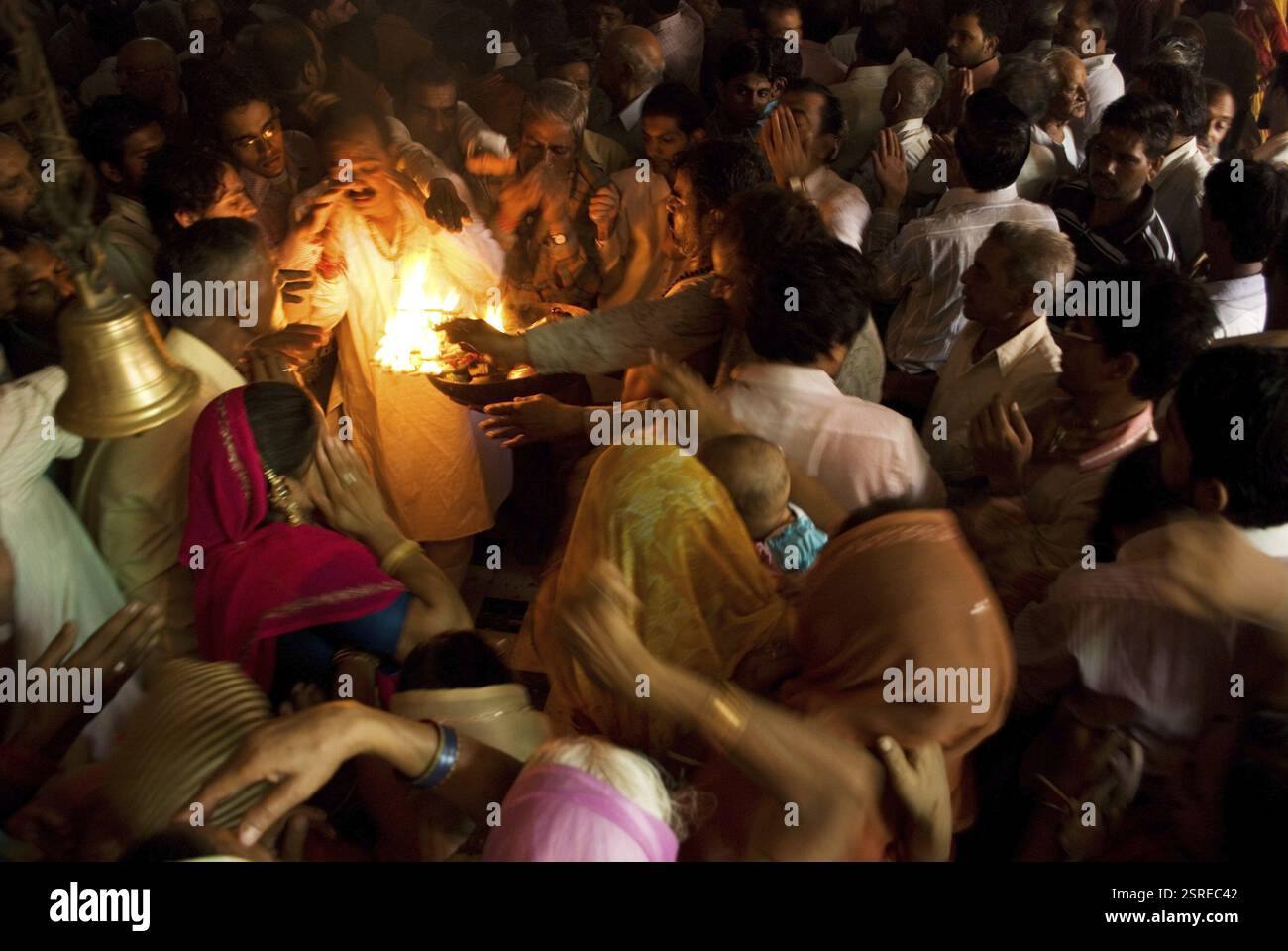 Devoti che si inchinano al fuoco sacro NOMR Foto Stock