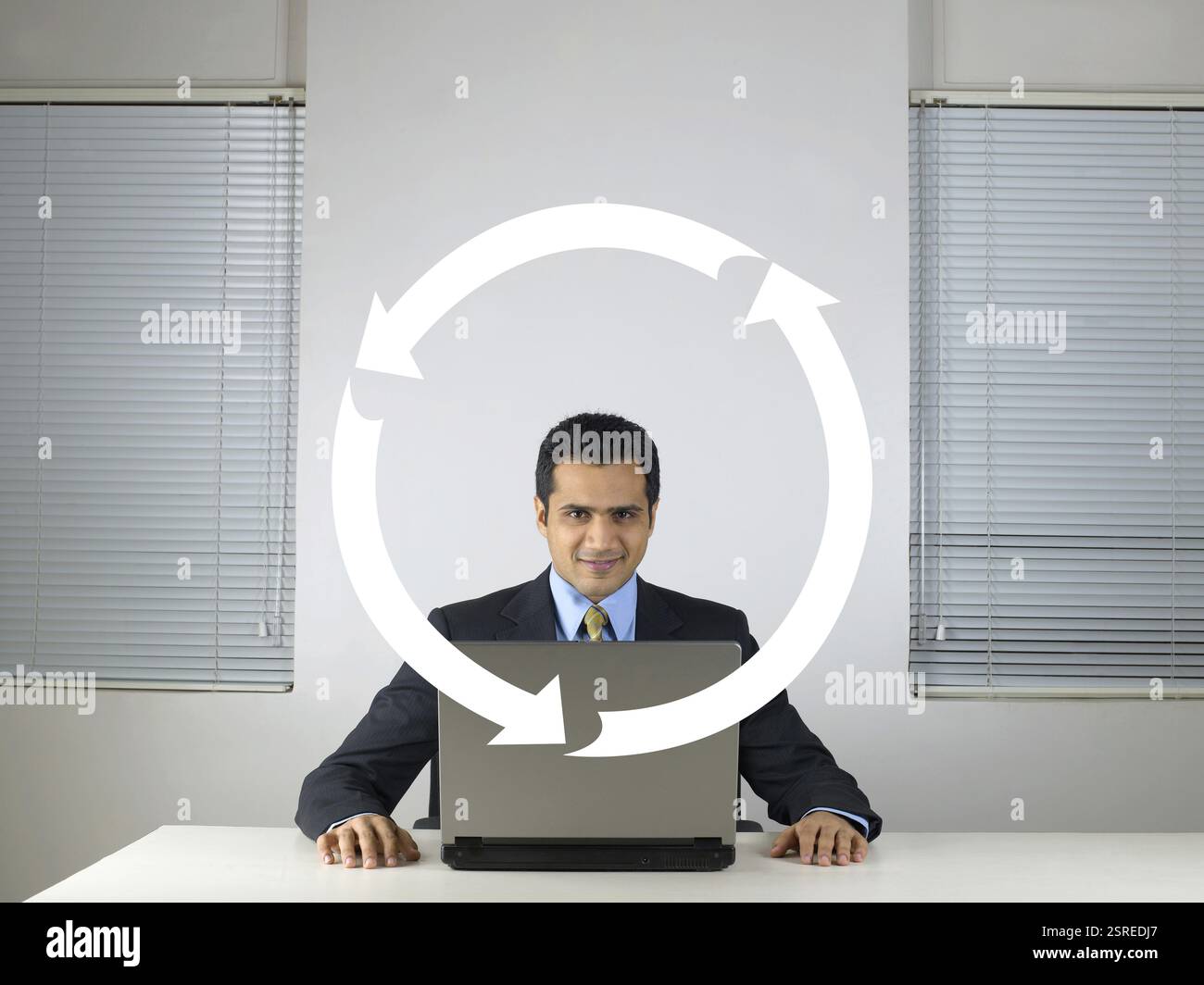 Executive guardando attraverso il simbolo freccia signor #779K Foto Stock