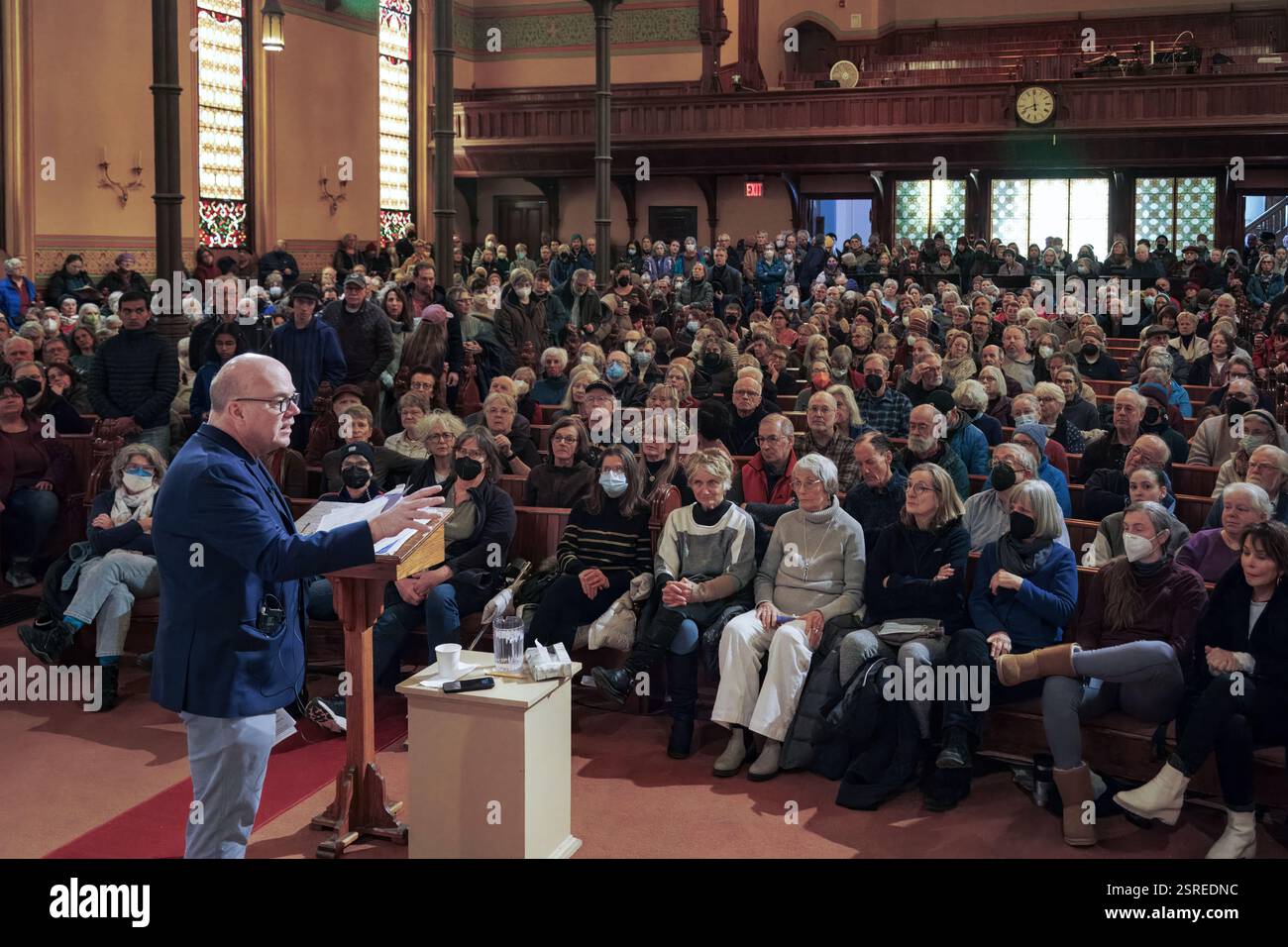 Northampton, Massachusetts / USA - 2 14,2025 : i residenti hanno riempito le prime Chiese a Northampton, ma, per un incontro municipale con il deputato Jim McGovern per discutere su come resistere all'agenda Trump. Foto Stock