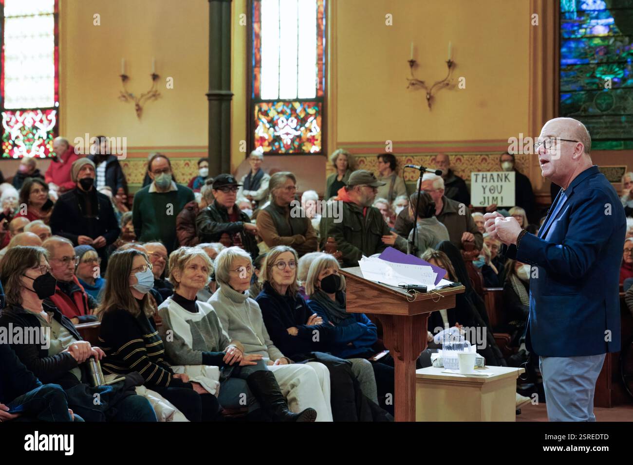 Northampton, Massachusetts / USA - 2 14,2025 : i residenti si sono riuniti nelle prime Chiese di Northampton, ma, per un vivace incontro con il municipio. Il membro del Congresso Jim McGovern ha coinvolto il pubblico in discussioni sulla resistenza all'agenda di Trump. Foto Stock