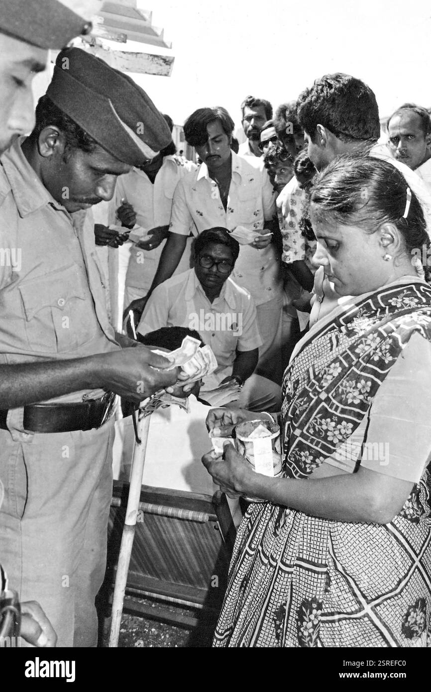 Poliziotto che raccoglie denaro da Woman, Mumbai, Maharashtra, India, Asia, anni '1900, Asia Foto Stock
