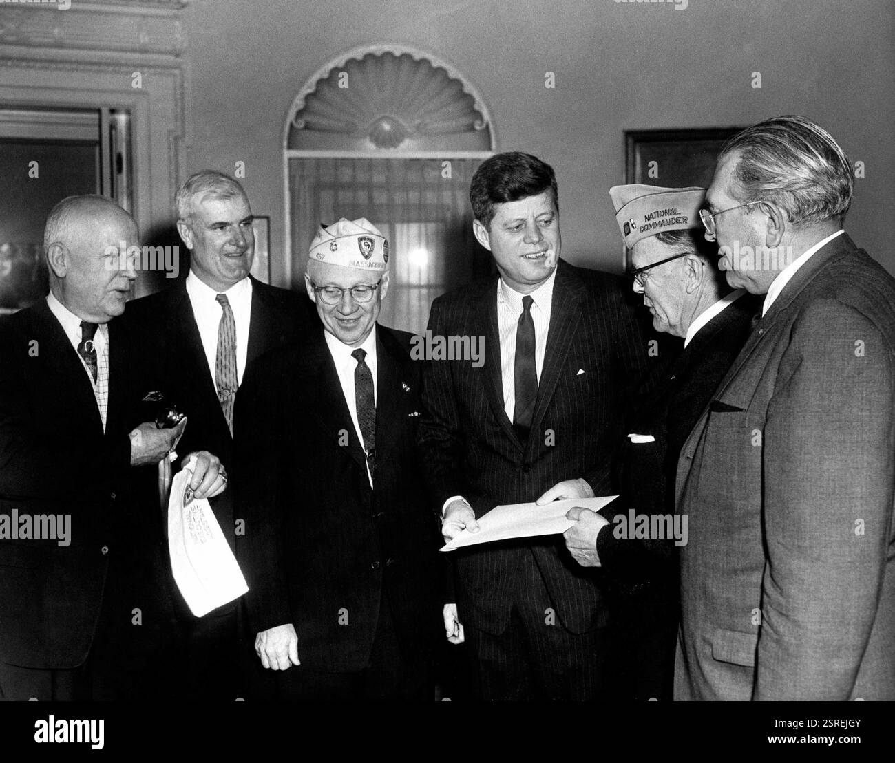 Visita dei rappresentanti dei Veterani della prima guerra mondiale L-R: Colonnello W. E. Leonard della D.C. Veterans Organization; deputato Fred Marshall (Minnesota); direttore nazionale dei Veterani della prima guerra mondiale, Melvin D. Eddy; presidente John F. Kennedy; comandante nazionale dei Veterani della prima guerra mondiale, John E. Erickson; deputato Winfield K. Denton (Indiana). Ufficio ovale, Casa Bianca, Washington, D.C. Foto Stock