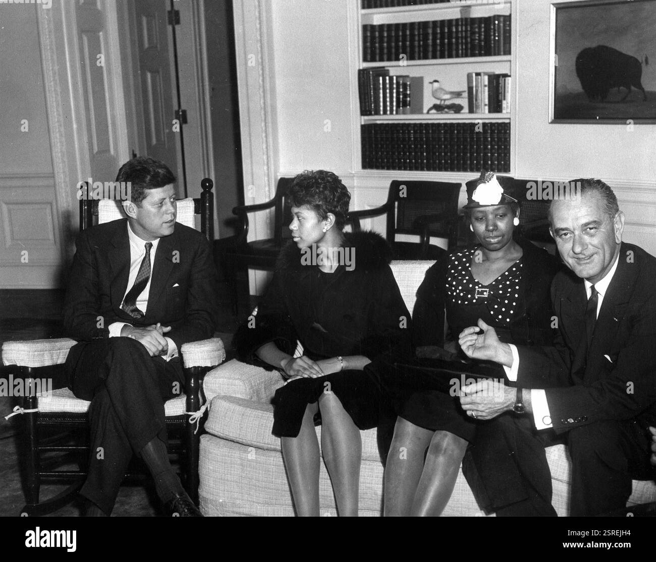 John F. Kennedy e il vicepresidente Lyndon B. Johnson si incontrano con la medaglia d'oro olimpica di atletica leggera Wilma Rudolph all'Oval Office, Casa Bianca, Washington, D.C. (L-R) presidente Kennedy; Wilma Rudolph; la madre di Rudolph Blanche Rudolph; vicepresidente Johnson. Foto Stock