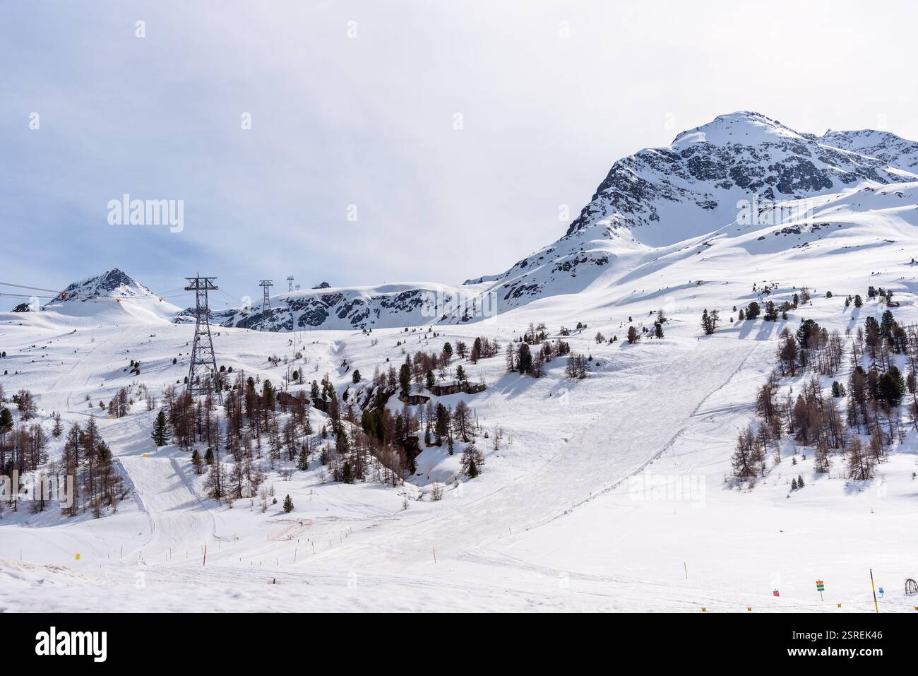 Piste da sci deserte nelle Alpi svizzere in una giornata parzialmente nuvolosa Foto Stock