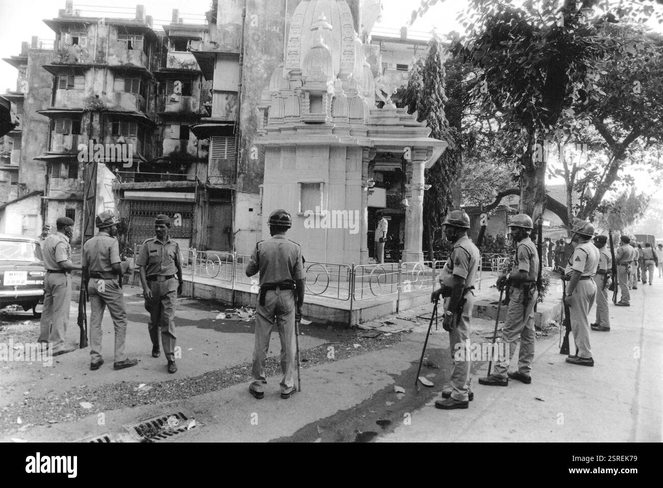 Uomini di polizia che sorvegliano il tempio di Hindu Shiva nelle rivolte, Mumbai, Maharashtra, India, Asia, anni '1900, Asia Foto Stock