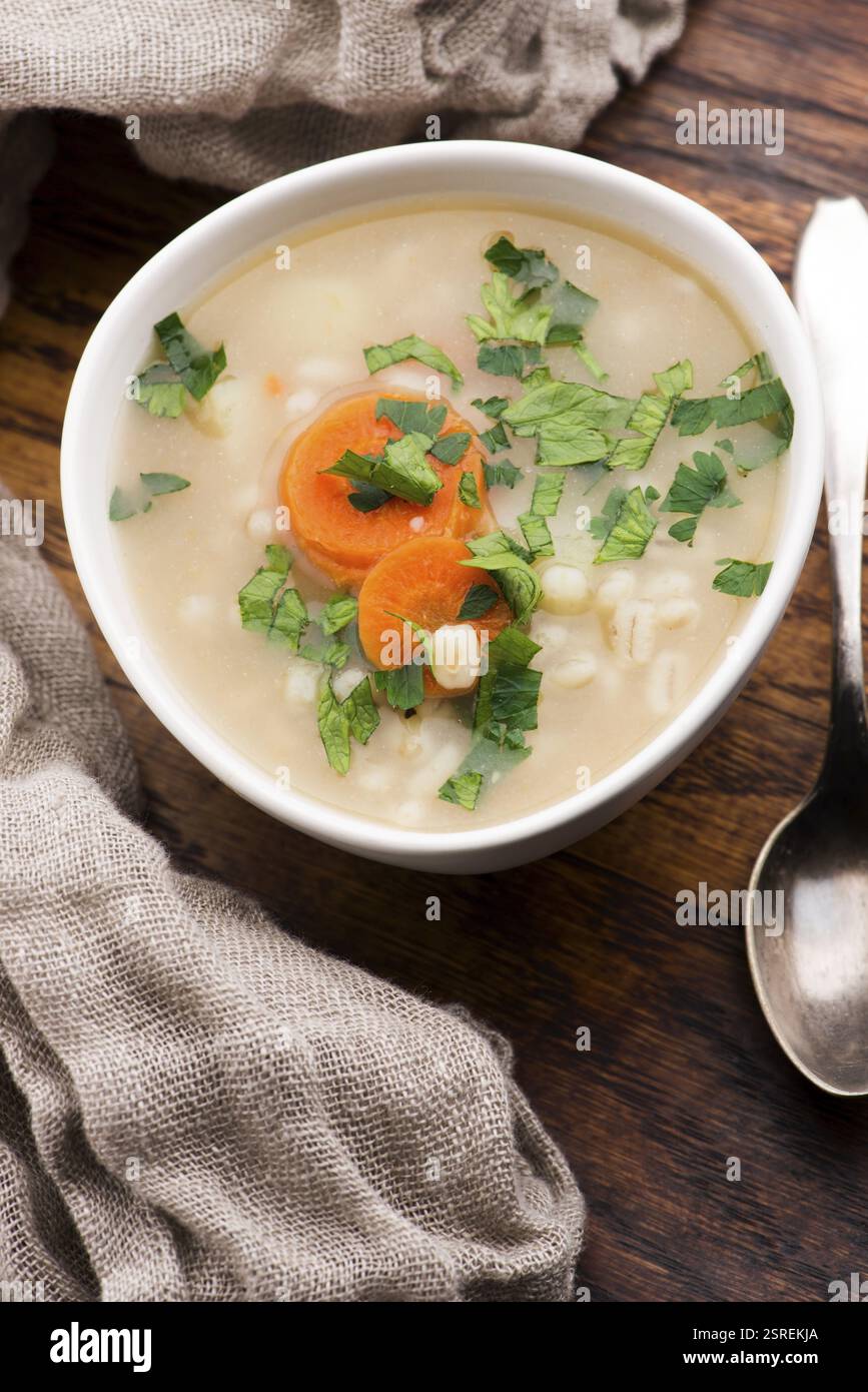 Zuppa di orzo, orzo perlato in ciotola bianca Foto Stock