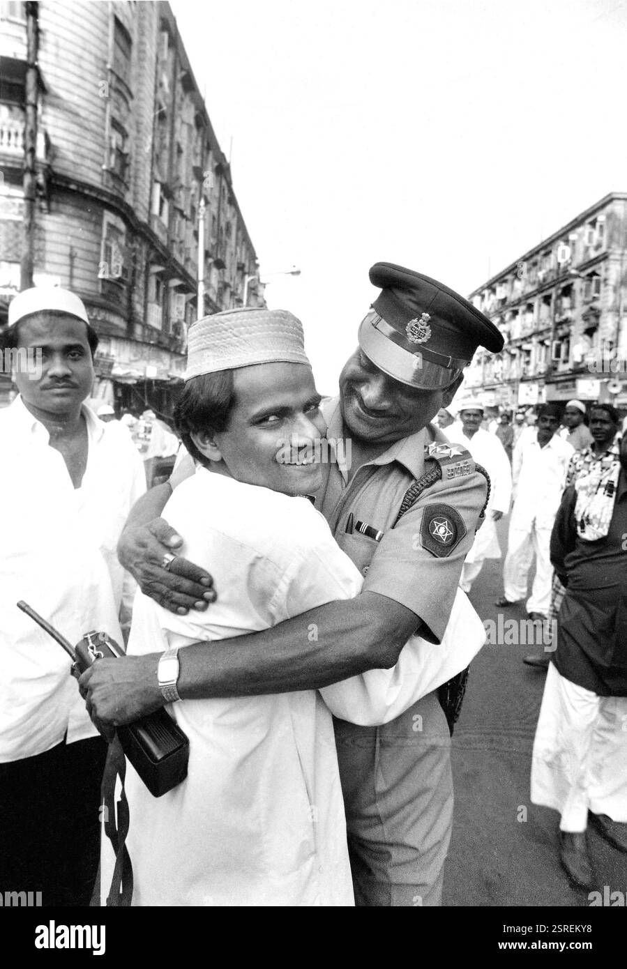 Ufficiale di polizia abbraccio musulmano, Mumbai, Maharashtra, India, Asia, anni '1900, Asia Foto Stock