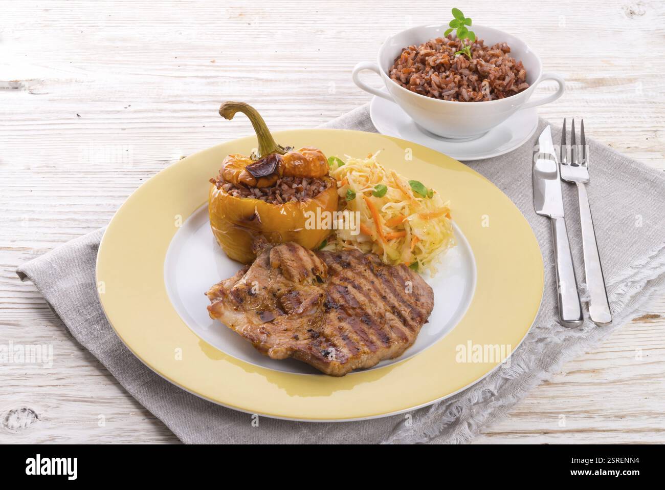 Bistecca con riso peperoni ripieni Foto Stock