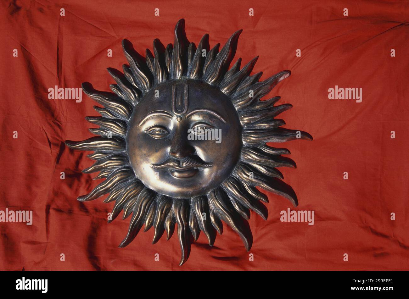 Opera d'arte decorativa Sun su sfondo rosso, India, Asia Foto Stock