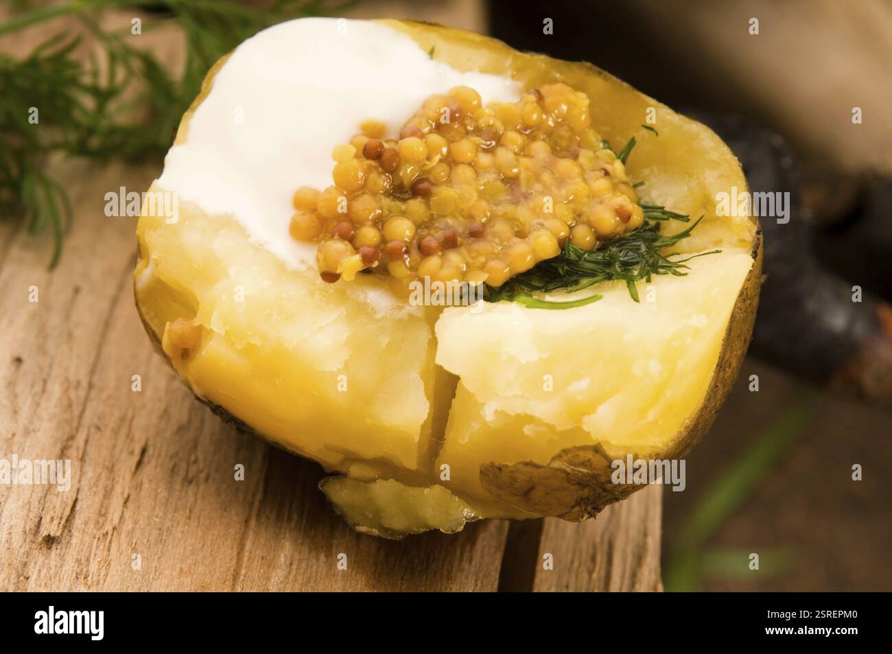 Patate al forno con panna acida, senape di Digione ed erbe, polonia Foto Stock