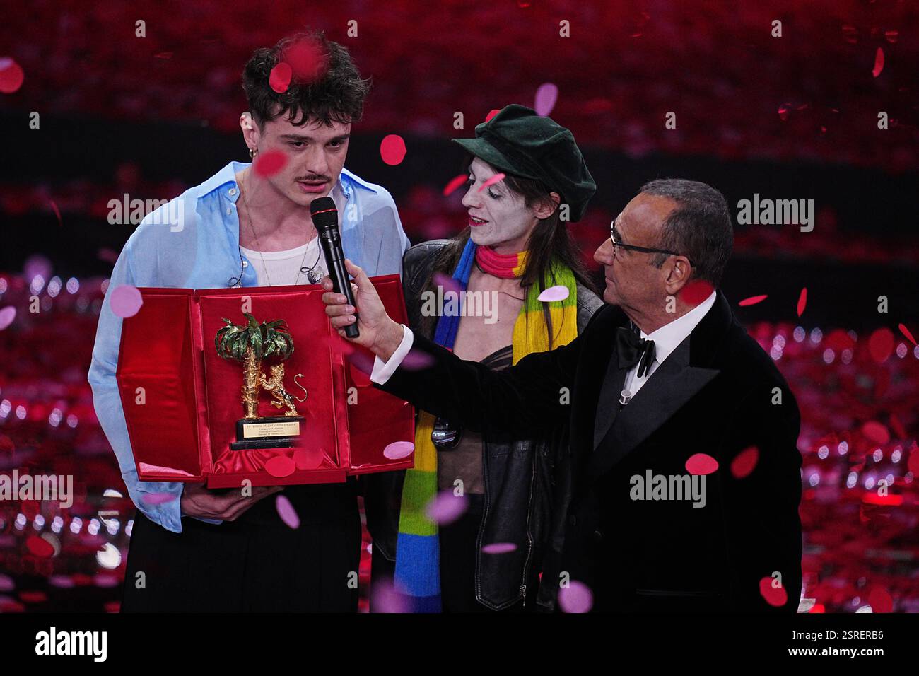 Sanremo, Italia. 15 febbraio 2025. Olly vince il 75° Festival di Sanremo 2025 durante la serata conclusiva della 75° edizione del Festival della canzone Italiana di Sanremo presso il Teatro Ariston di Sanremo - sabato 15 febbraio 2025. Intrattenimento. (Foto di Marco Alpozzi/LaPresse) credito: LaPresse/Alamy Live News Foto Stock