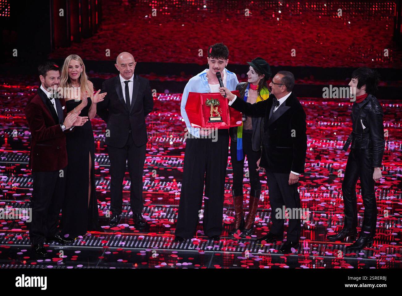 Sanremo, Italia. 15 febbraio 2025. Olly vince il 75° Festival di Sanremo 2025 durante la serata conclusiva della 75° edizione del Festival della canzone Italiana di Sanremo presso il Teatro Ariston di Sanremo - sabato 15 febbraio 2025. Intrattenimento. (Foto di Marco Alpozzi/LaPresse) credito: LaPresse/Alamy Live News Foto Stock
