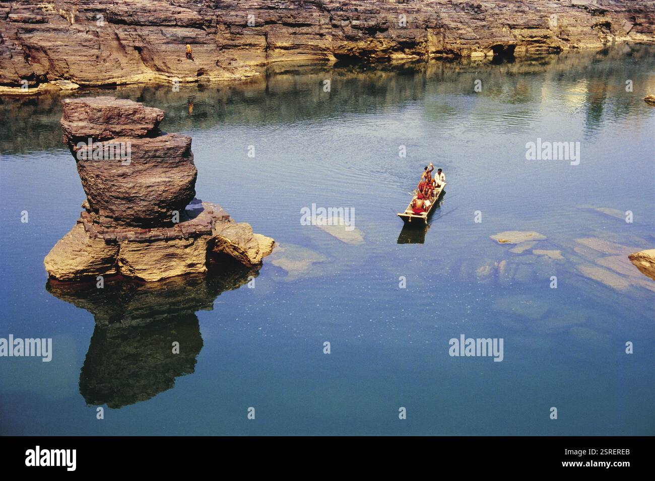 Roccia erosa pilastro tra le rive dei fiumi, Dhawali, Madhya Pradesh, India, Asia Foto Stock