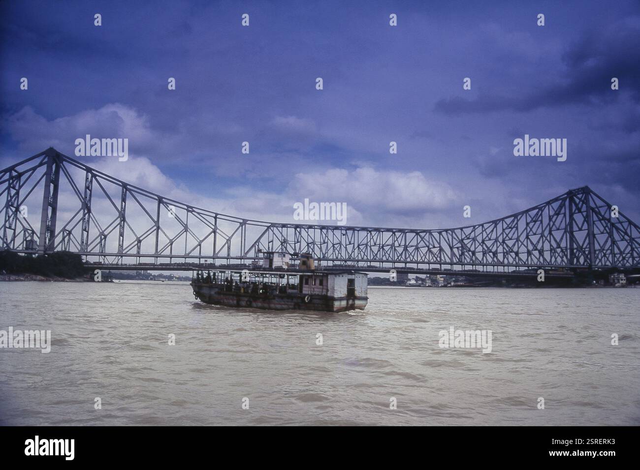 Servizio traghetti vicino a quella di Howrah Bridge, Calcutta, Bengala Occidentale Foto Stock