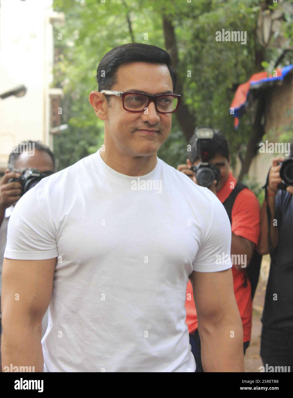L'attore di Bollywood Aamir Khan posa in occasione della celebrazione di Eid al-Fitr nella sua residenza a Mumbai, India, il 7 luglio 2016 Foto Stock