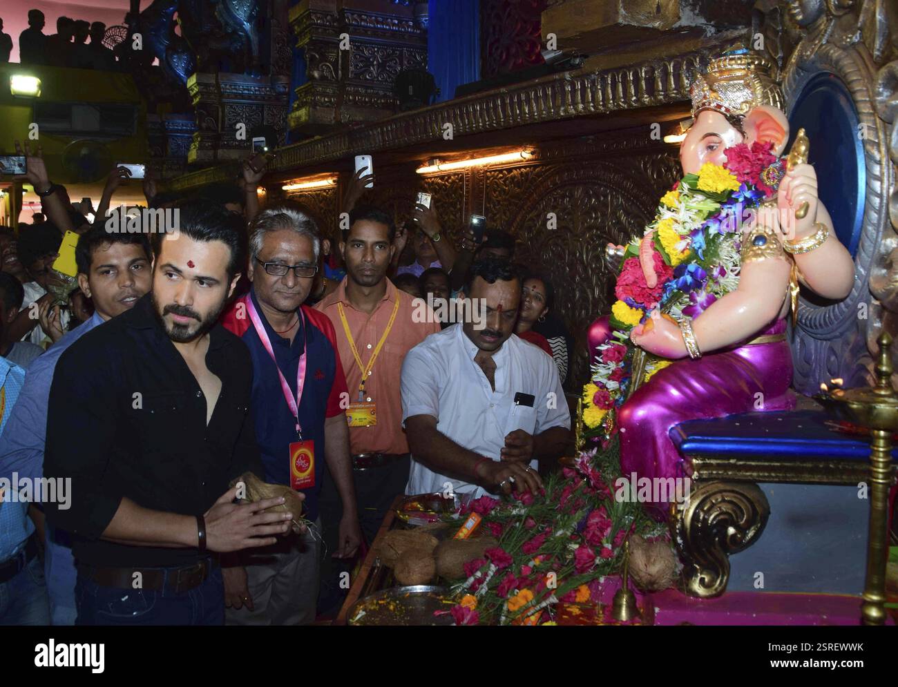 Attore di Bollywood Emraan Hashmi Parveen Shahani visita Ganesh Galli Ka Raja di offrire occasioni di preghiera di Ganesh festival Mumbai Foto Stock