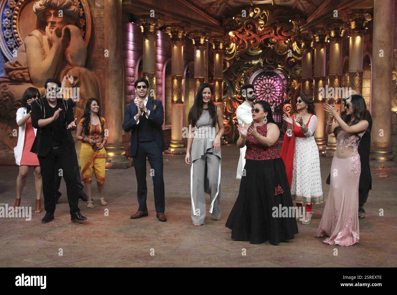 Gli attori di Bollywood Sidharth Malhotra Katrina Kaif comici Krishna Abhishek Monica Singh film promozione Baar Baar Dekho Mumbai Foto Stock