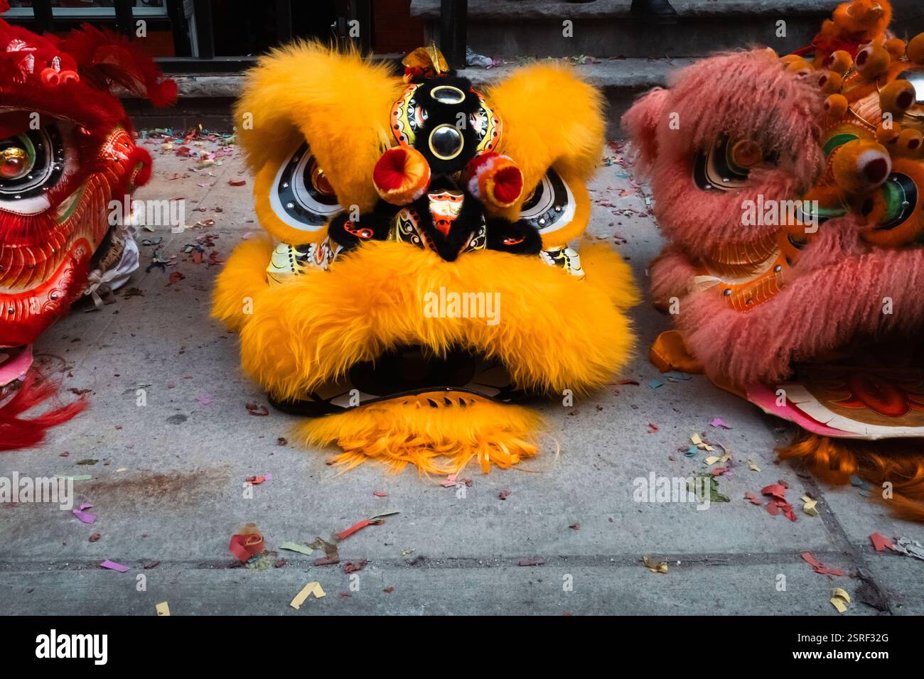 New York, Stati Uniti. 8 febbraio 2025. Primo piano delle teste dei leoni durante l'evento. Più di 20 compagnie di danza Lion vagano per le strade della Chinatown di New York per il Super Saturday in onore del nuovo anno lunare. (Foto di Syndi Pilar/SOPA Images/Sipa USA) credito: SIPA USA/Alamy Live News Foto Stock