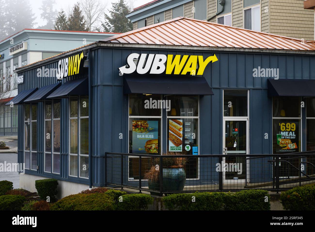 Duvall, Washington, Stati Uniti - 15 febbraio 2025; Sign on Subway fast food sandwich business location Foto Stock