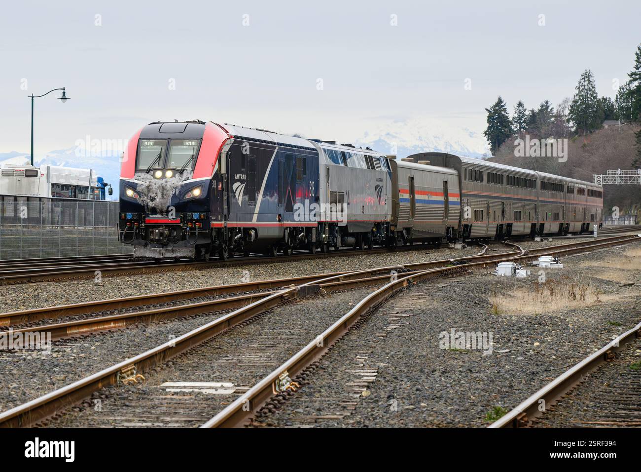 Mukilteo, Washington, USA - 15 febbraio 2025; treno passeggeri Amtrak Empire Builder con ghiaccio dopo un viaggio di fondo Foto Stock