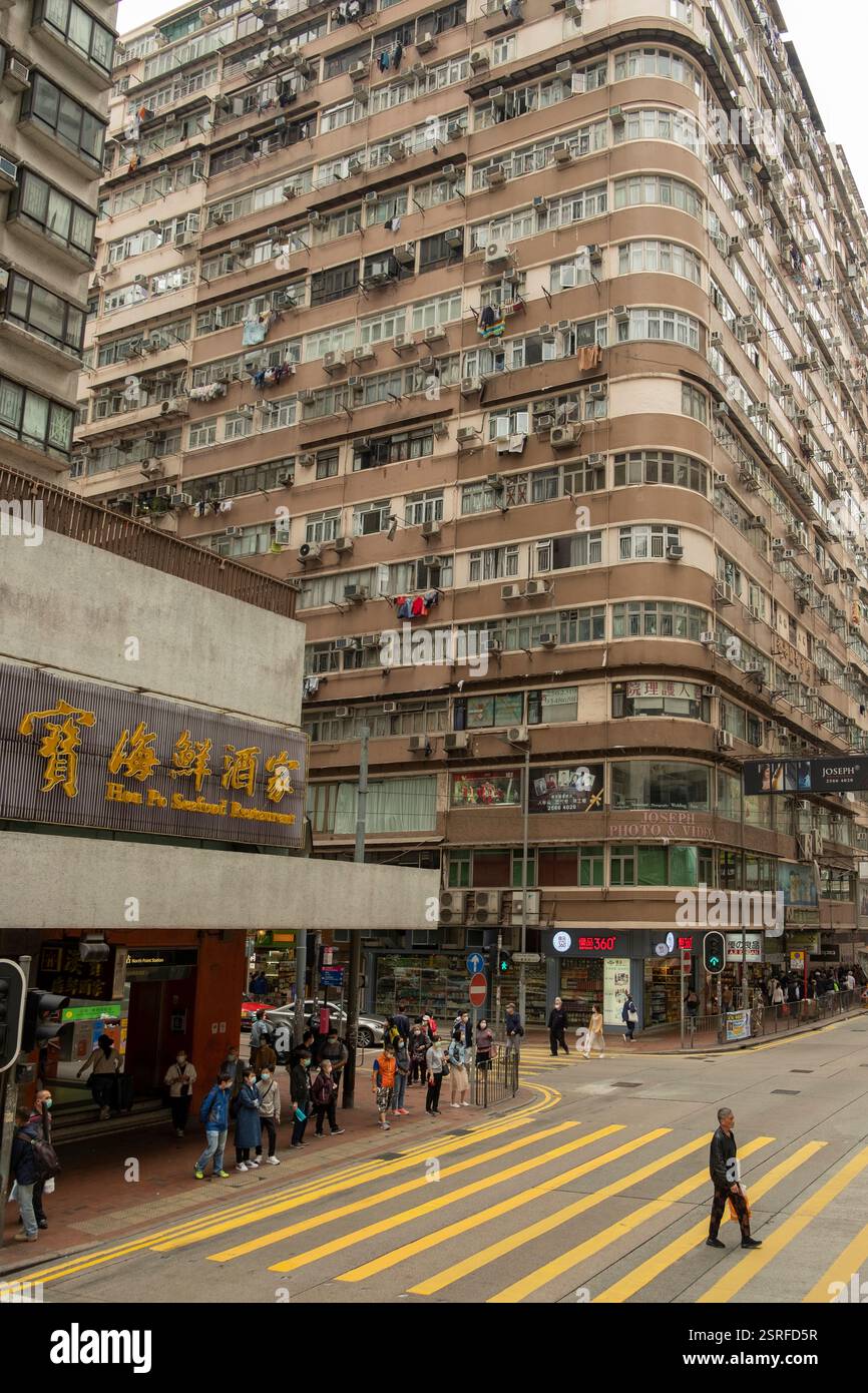 Una vivace scena di strada a North Point, Hong Kong, caratterizzata da alti edifici e trafficati marciapiedi. Foto Stock