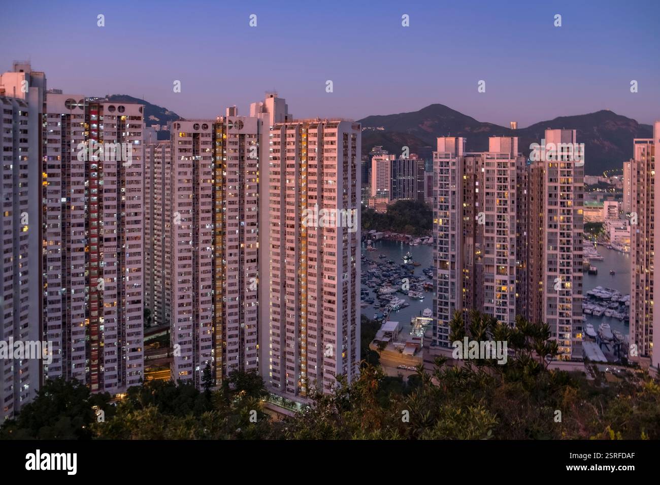 L'Aberdeen Typhoon Shelter è visibile sotto, annidato tra gli alti edifici di AP lei Chau, offrendo una prospettiva unica sulla vita urbana di Hong Kong. Foto Stock L'Aberdeen Typhoon Shelter è visibile sotto, annidato tra gli alti edifici di AP lei Chau, offrendo una prospettiva unica sulla vita urbana di Hong Kong. Foto Stock