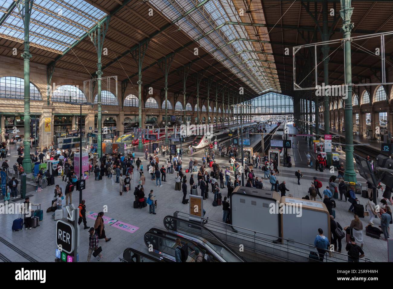 Stazione ferroviaria Paris Nord / Paris Gare Du Nord con treni TGV Duplex e passeggeri ferroviari Foto Stock