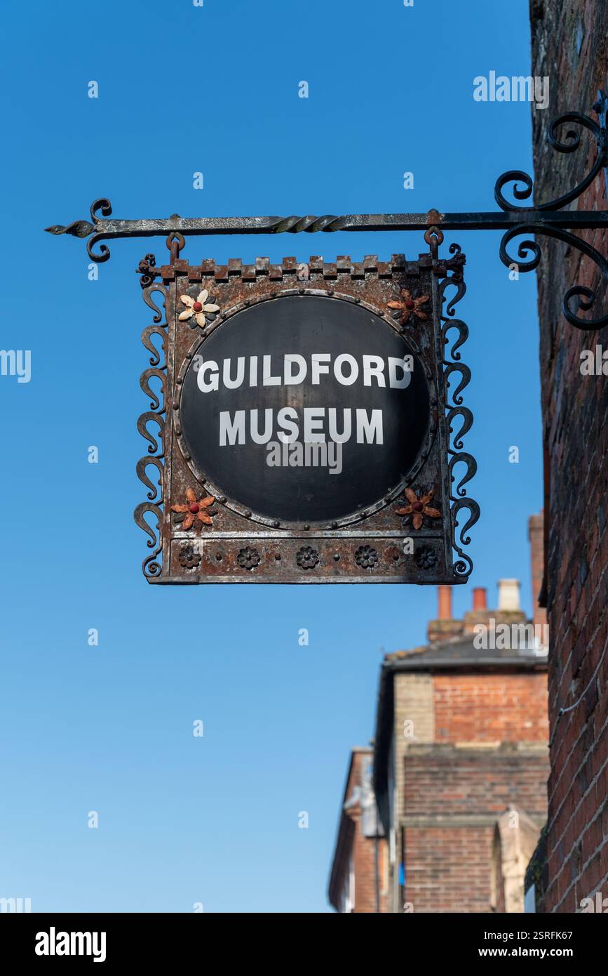 Cartello in metallo all'ingresso del museo Guildford. Febbraio 2025. Foto Stock