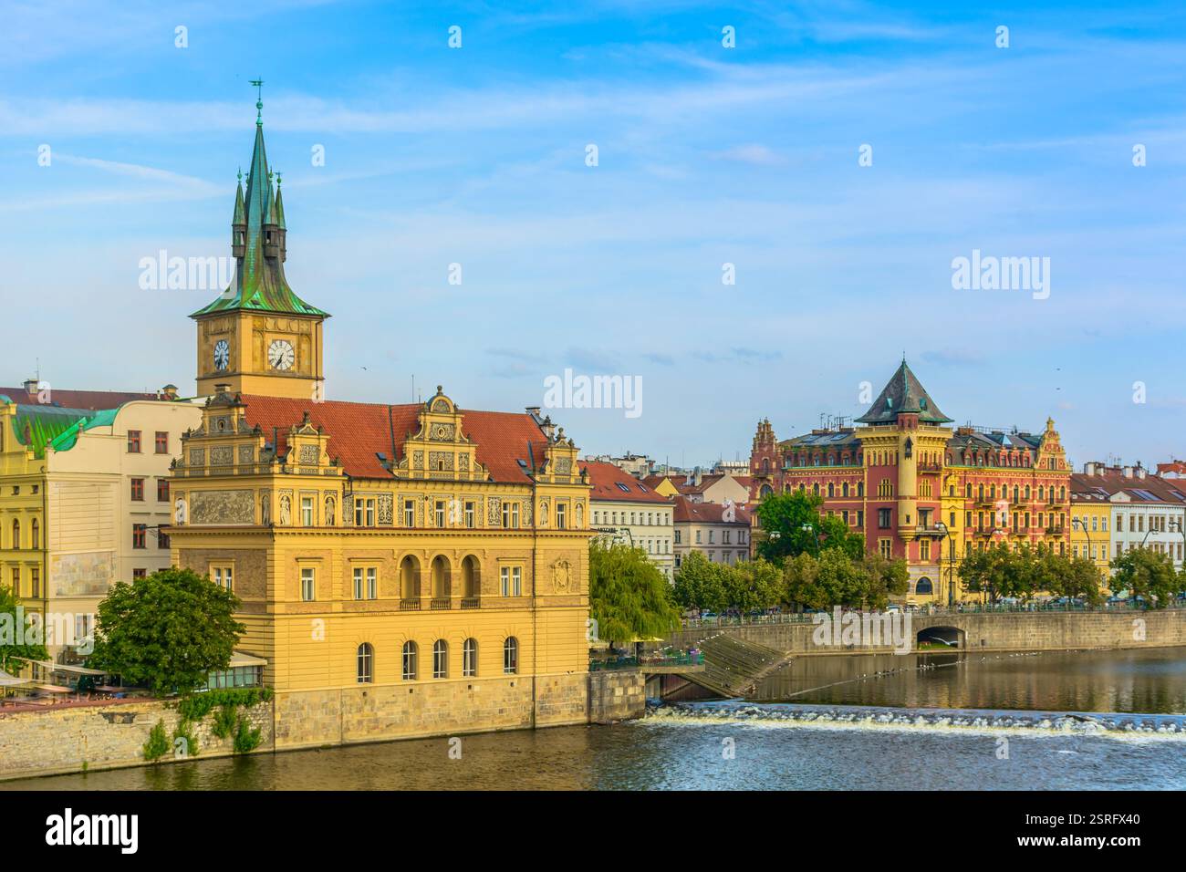 Una splendida vista sul lungomare del Museo Bedřich Smetana di Praga, Repubblica Ceca, che mostra la sua architettura storica lungo il fiume Moldava Foto Stock
