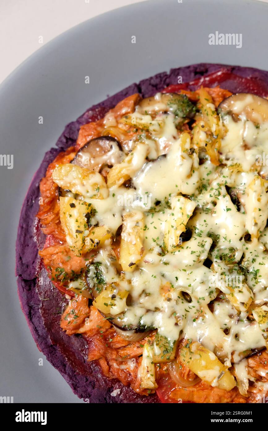 Primo piano della pizza fatta in casa con patate dolci viola. Foto Stock