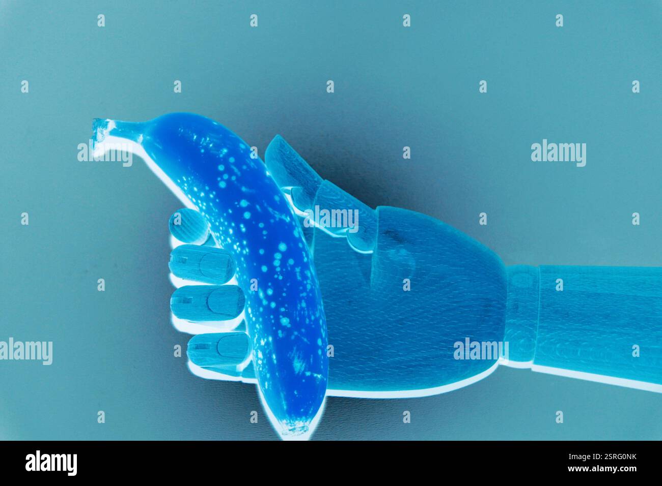 concetto creativo di mano robot che tiene isolata la banana di frutta gialla Foto Stock