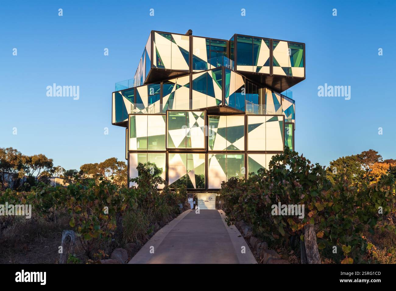 McLaren vale, Australia meridionale - 4 aprile 2021: L'iconico edificio multifunzione d'Arenberg Cube tra le vigne al tramonto. Foto Stock