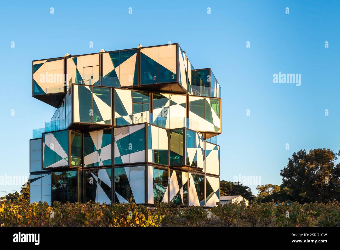 McLaren vale, Australia meridionale - 4 aprile 2021: L'iconico edificio multifunzione d'Arenberg Cube tra le vigne al tramonto. Foto Stock