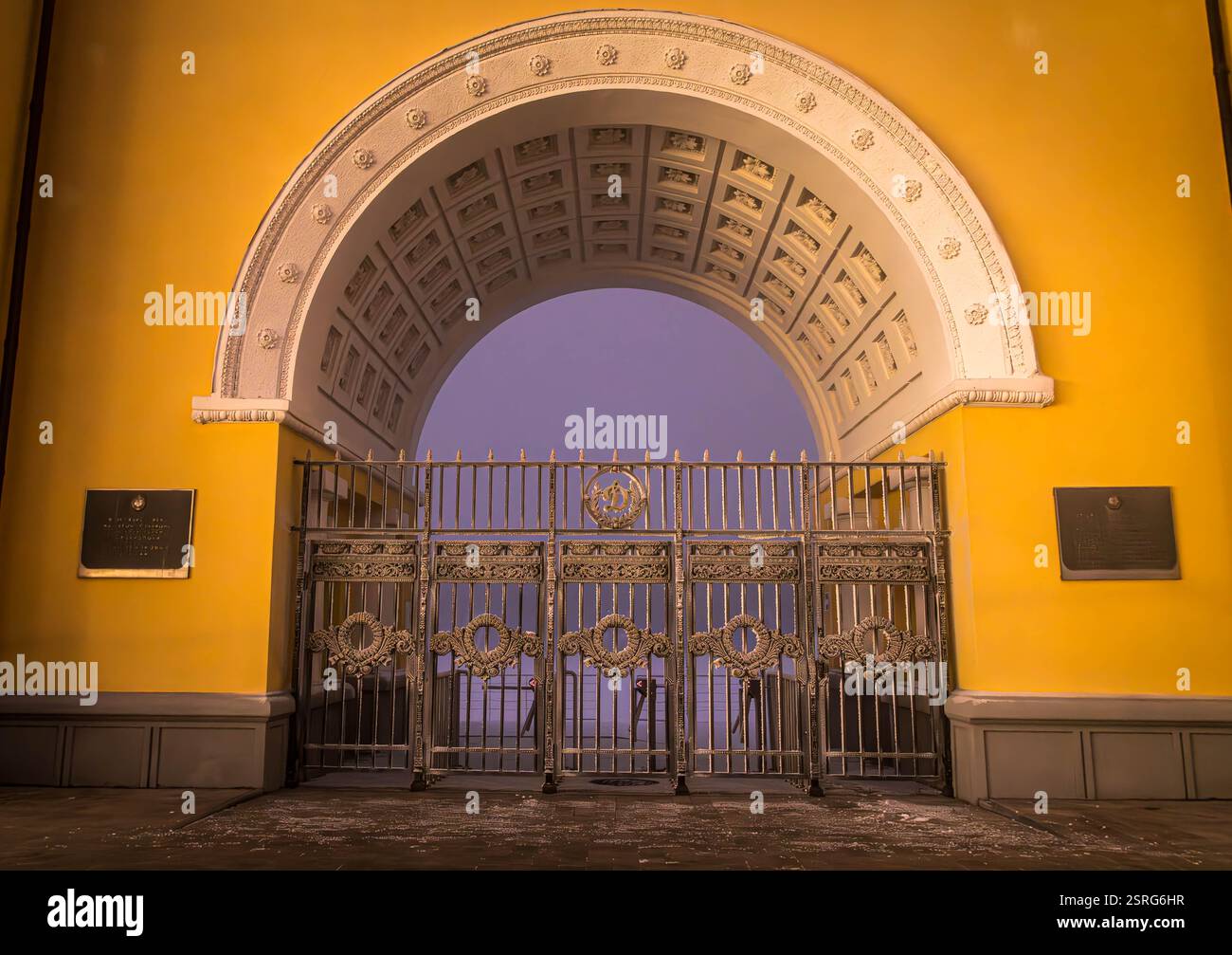 Il cancello storico con grate in metallo forgiato, una caratteristica architettonica del patrimonio russo, nella città di Stavropol, Russia. Foto Stock