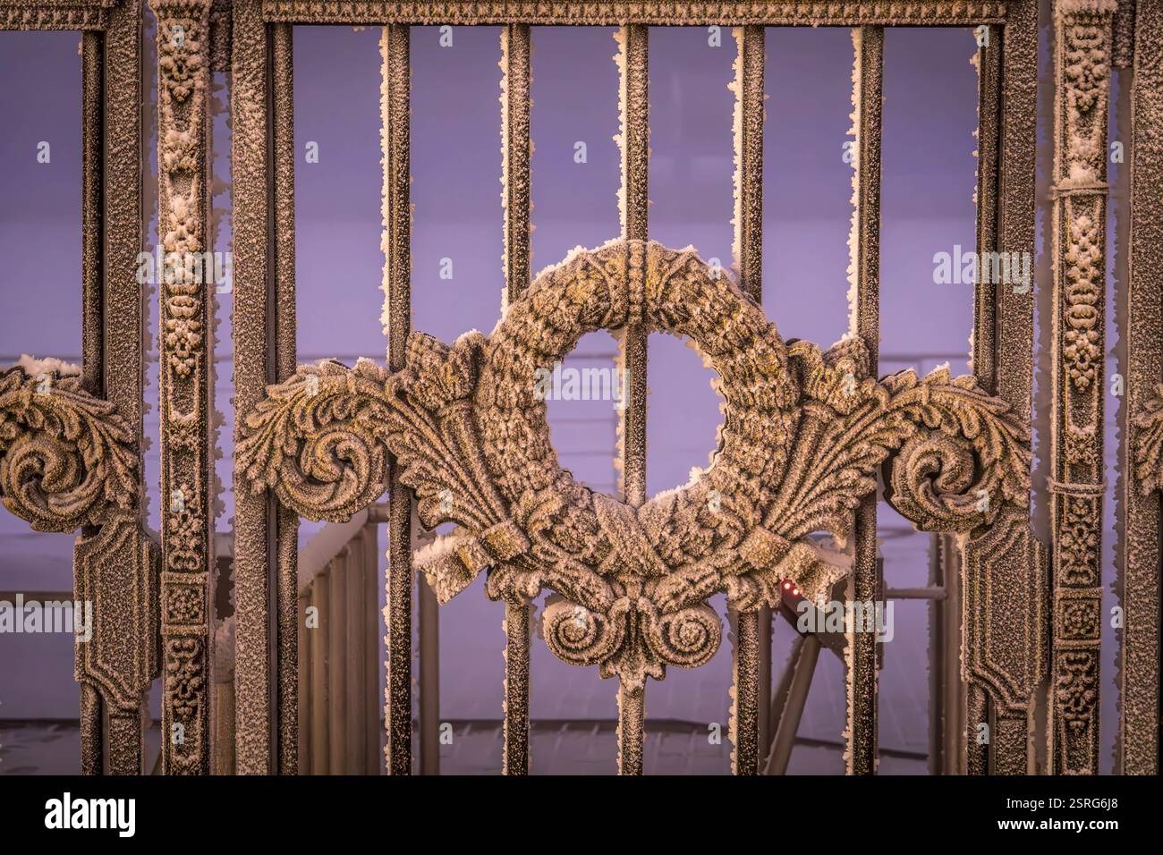 La decorazione in metallo sul cancello storico con griglie in metallo forgiato aperture nella città di Stavropol, Russia. Foto Stock