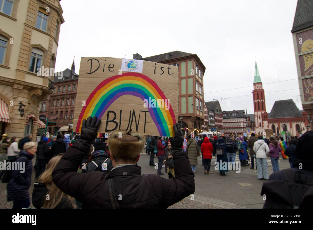 Francoforte sul meno, Germania occidentale. 15 febbraio 2025. Un'alleanza di varie organizzazioni dimostra contro l'estremismo di destra sul Römer. Foto Stock