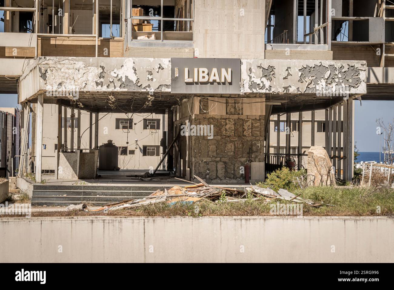 La parola "Libano” sull'edificio distrutto nella capitale libanese di Beirut, in Medio Oriente. Foto Stock