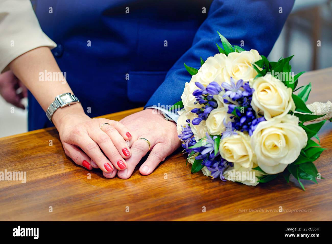 Mani con anelli e bouquet. Concetto per matrimoni e nuove celebrazioni matrimoniali. Foto Stock