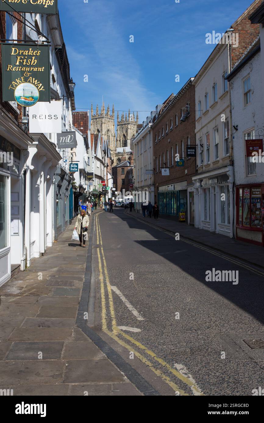Low Petergate, York, Inghilterra, con le torri principali della York Minster sullo sfondo. Foto Stock