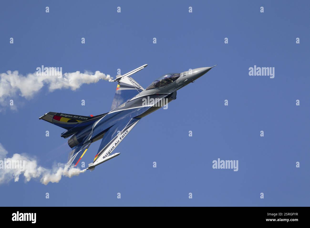 General Dynamics F-16 Fighting Falcon Aircraft in Belgio i colori dell'aviazione volano, Inghilterra, Regno Unito, Europa Foto Stock