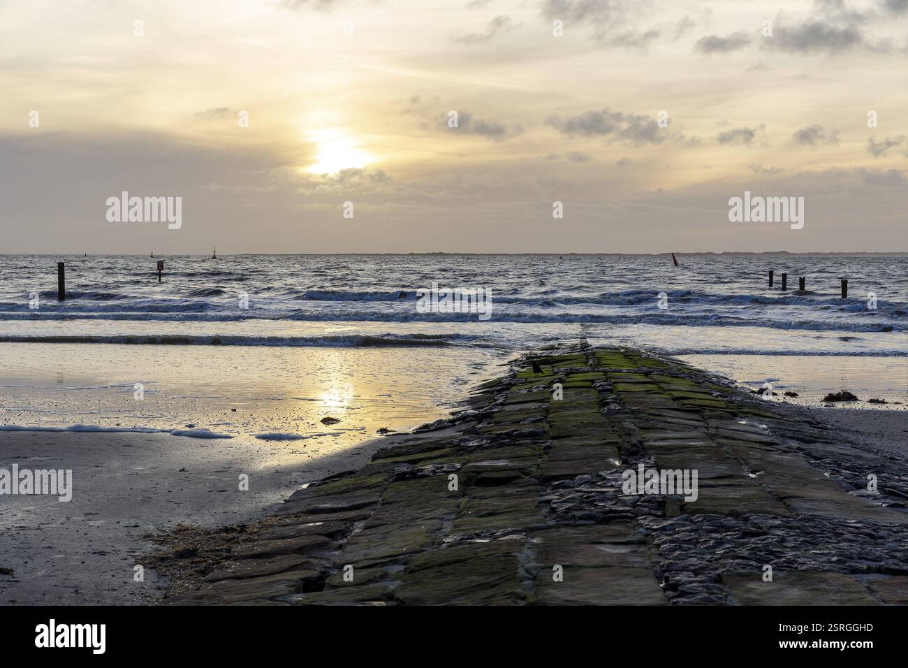 Atmosfera serale con groyne sulla spiaggia occidentale di Norderney, bassa Sassonia, Germania, Europa Foto Stock