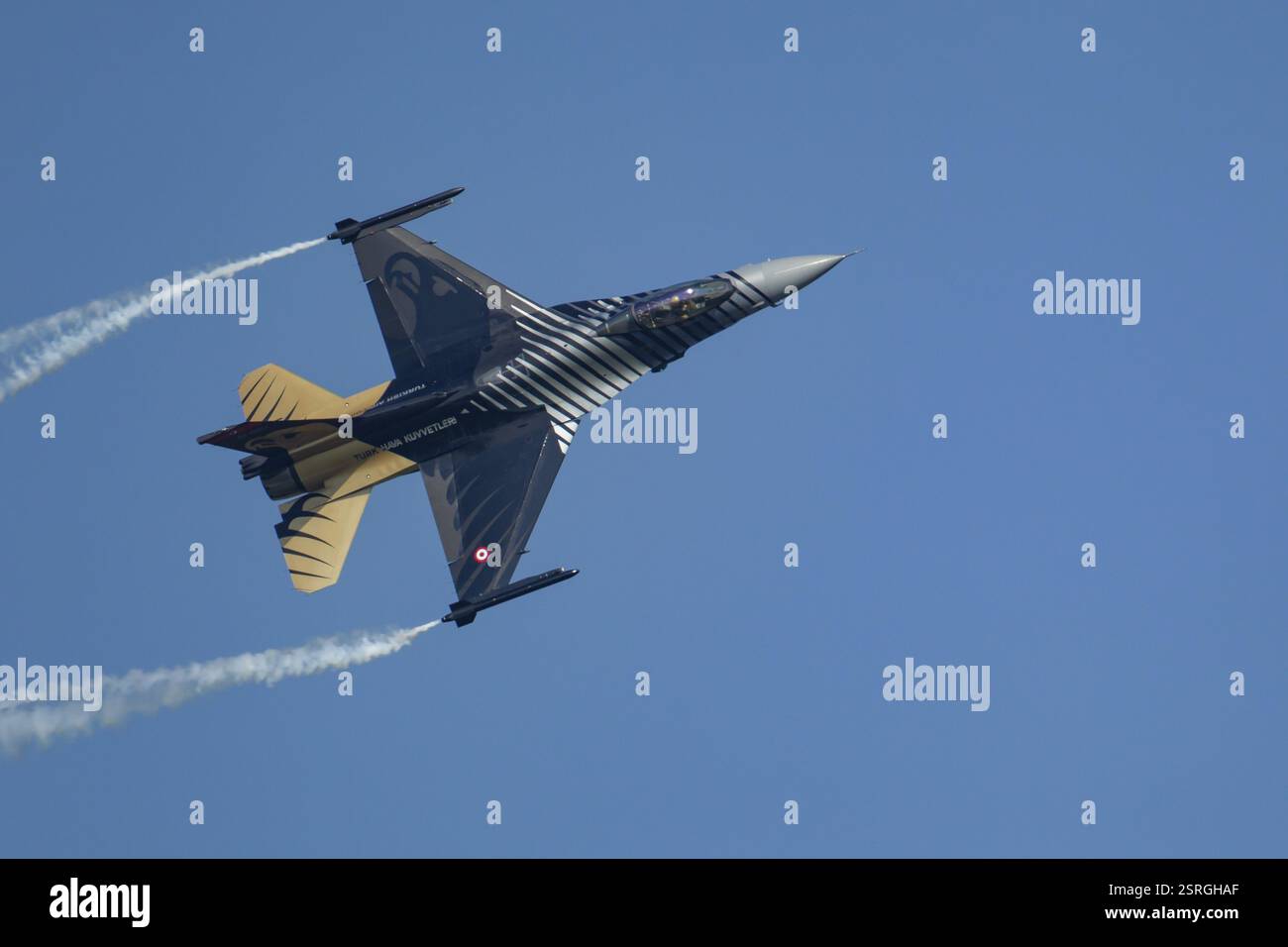 General Dynamics F-16 Fighting Falcon Aircraft in Turkish Air Force Flying, Inghilterra, Regno Unito, Europa Foto Stock