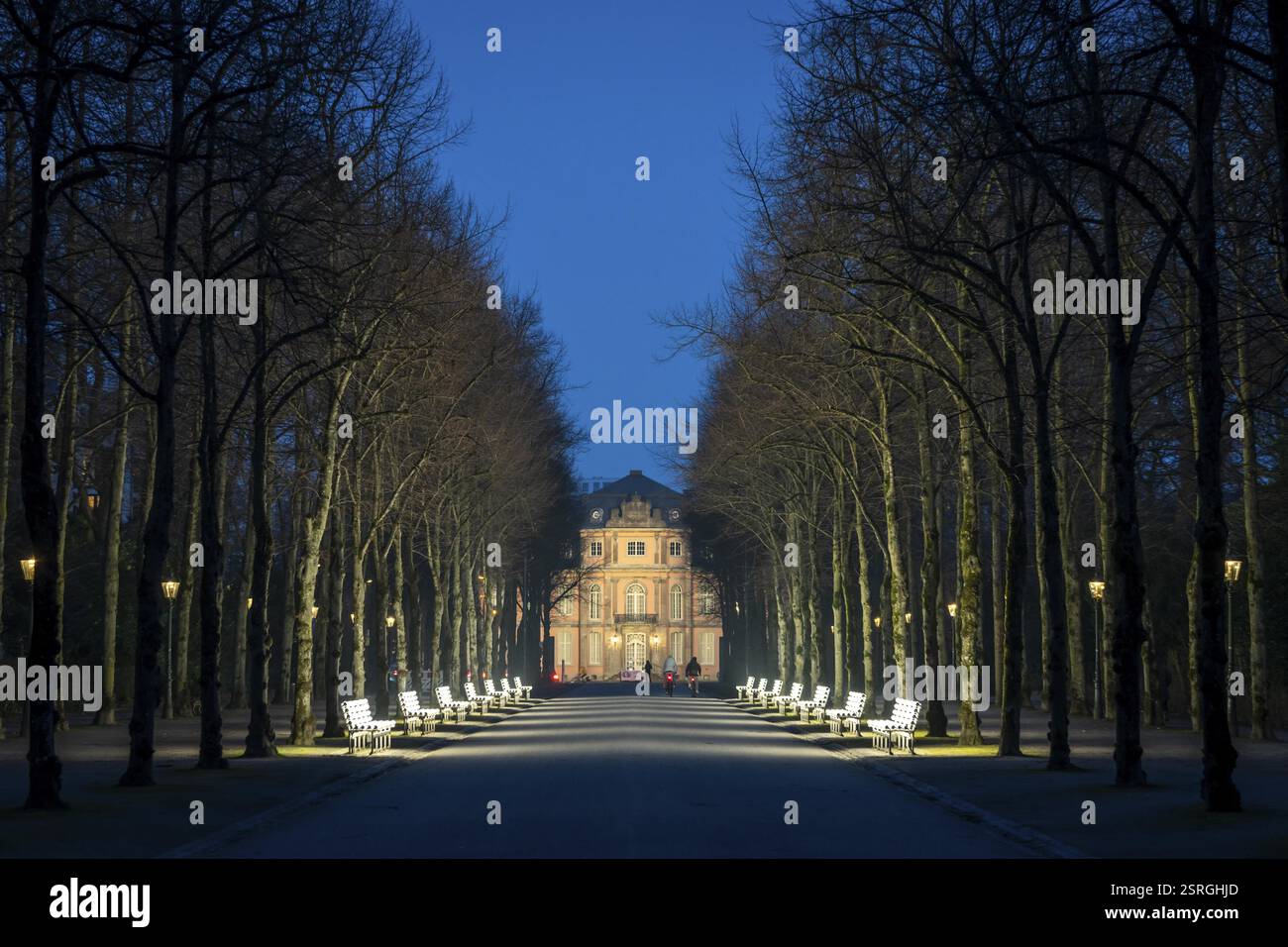 Le panchine luminose dell'artista Stefan Sous nell'Hofgarten, dal titolo UV-A UV-B, 14 mostre completamente rinnovate delle 2002 opere d'arte grigio chiaro exhibiti Foto Stock