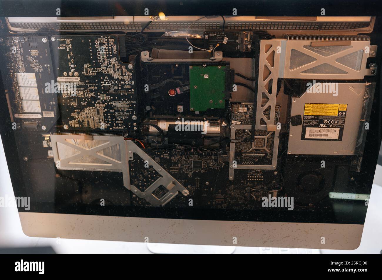 Primo piano di complessi componenti interni del computer nettop, che mostrano la complessità di scheda madre, disco rigido, sistema di raffreddamento, componenti elettronici. Foto Stock