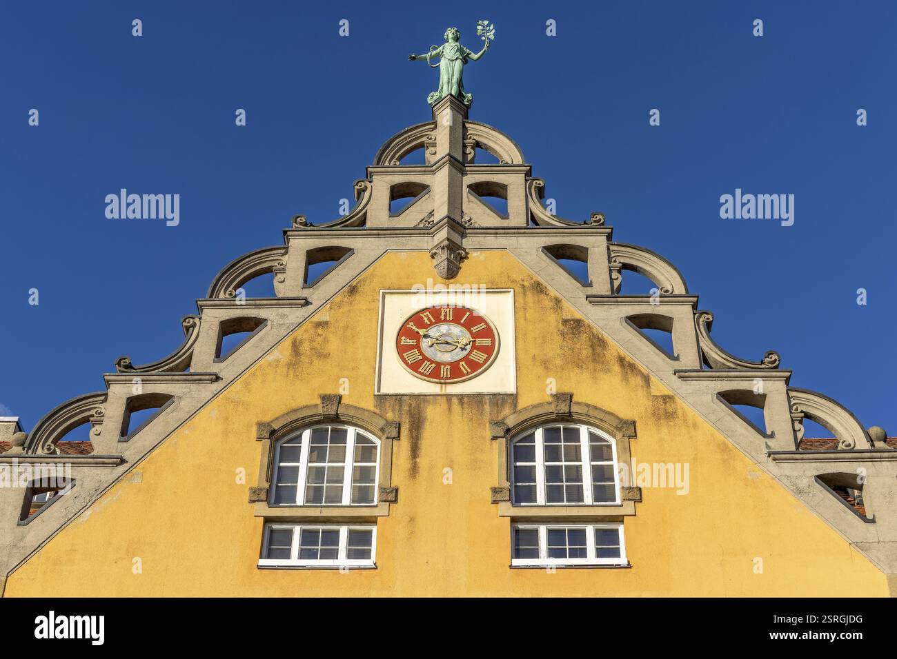 Dettaglio dell'edificio giallo del museo d'arte presso la stazione ferroviaria dell'isola di Maximilianstrasse, nella città vecchia, Lindau sul lago di Costanza, Baviera Foto Stock