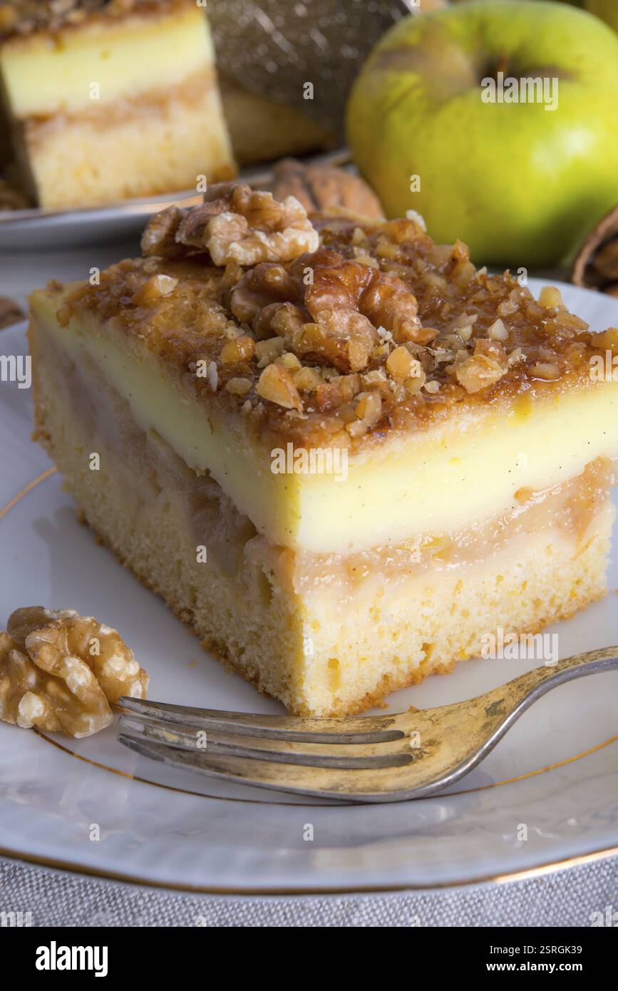 Strudel di mele con budino alla vaniglia e noci Foto Stock