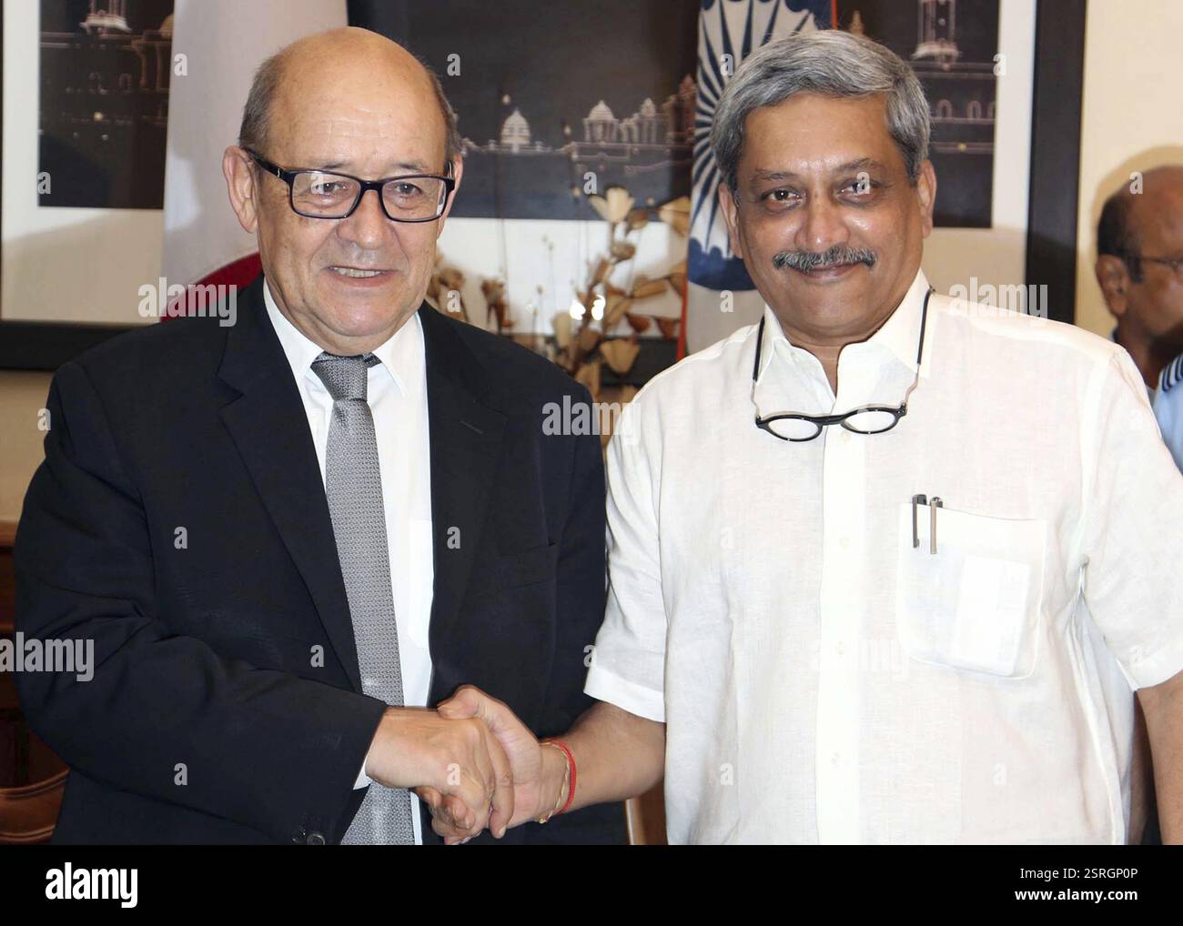 Ministro della difesa francese Jean Yves le Drian indiano ministro della difesa Manohar Parrikar agitare le mani il Rafale fighter New Delhi Foto Stock