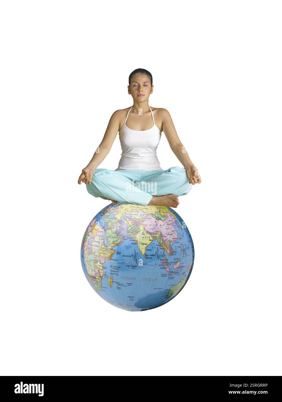 Signora fare yoga seduta sul globo terrestre MR Foto Stock